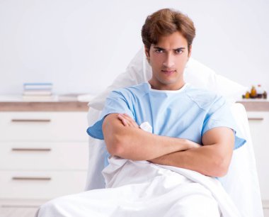 Kanepe hastanede yatan genç erkek hasta