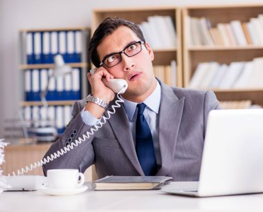 Ofisteki komik iş adamı.