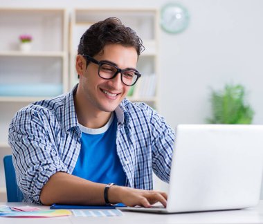 Genç tasarımcı yeni proje üzerinde çalışıyor ve renkleri seçiyor