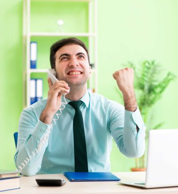 Ofiste çalışan erkek finans müdürü.