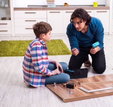 Genç marangoz oğluna öğretiyor