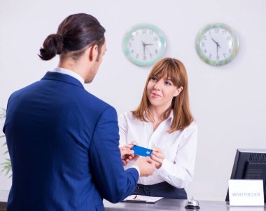 Otel resepsiyonundaki genç işadamı