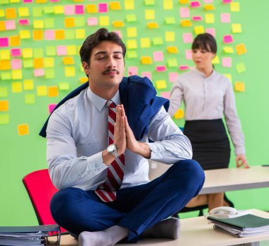 Ofiste birçok çelişkili öncelikleri olan kadın ve erkek var.