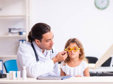 Küçük bir kızla genç bir doktor çocuk doktoru.