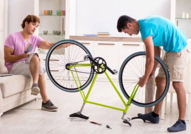 Kırık bisikletini tamir eden adam.