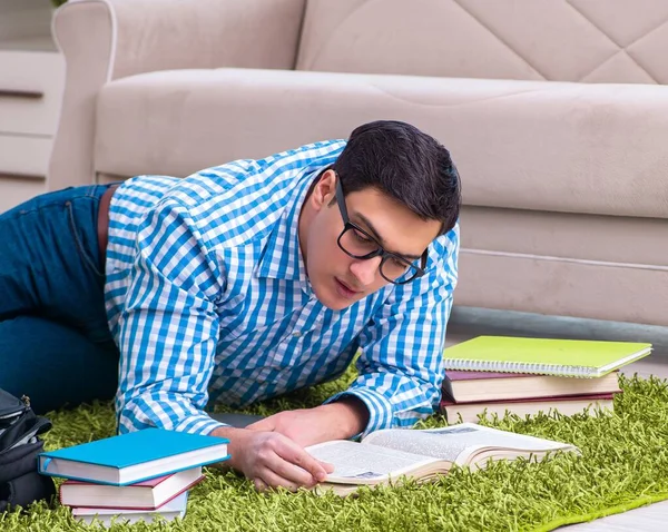 Junge Studentin bereitet sich zu Hause auf Prüfungen vor — Stockfoto