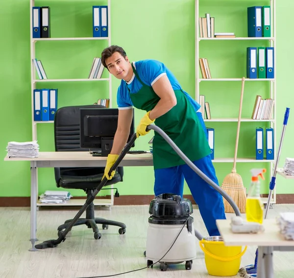 진공소제기로 청소 사무실을 청소하는 일을 하는 사람 — 스톡 사진