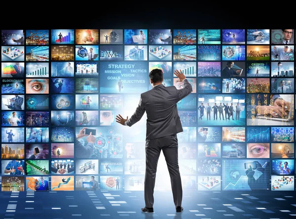 Concetto di streaming video con uomo d'affari — Foto Stock