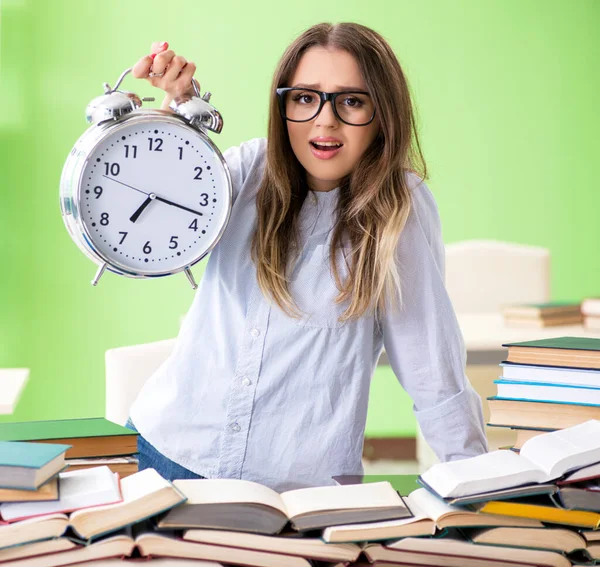 若い女性の学生は、時間内に多くの本と試験の準備 — ストック写真