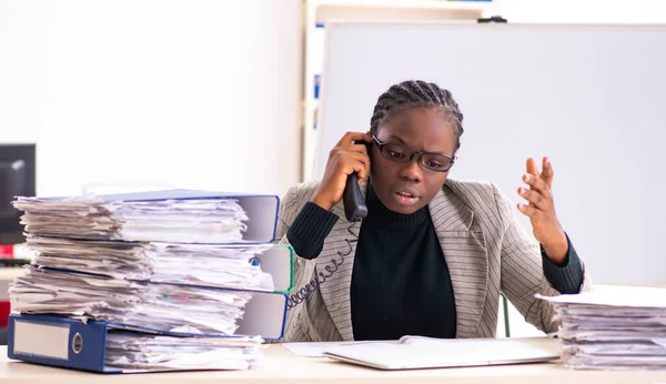De zwarte vrouwelijke werknemer ongelukkig met overmatig werk — Stockfoto
