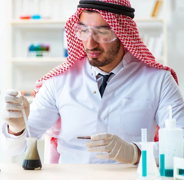 Químico árabe trabajando en la oficina del laboratorio — Foto de Stock