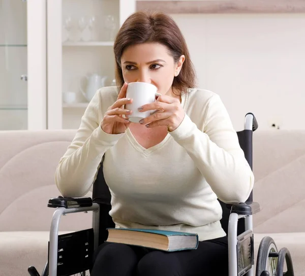 Vrouw in rolstoel thuis — Stockfoto