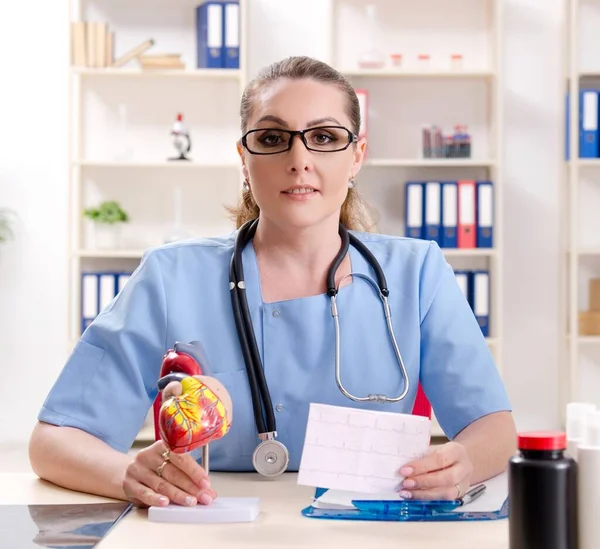 De vrouwelijke arts cardioloog die in de kliniek werkt — Stockfoto