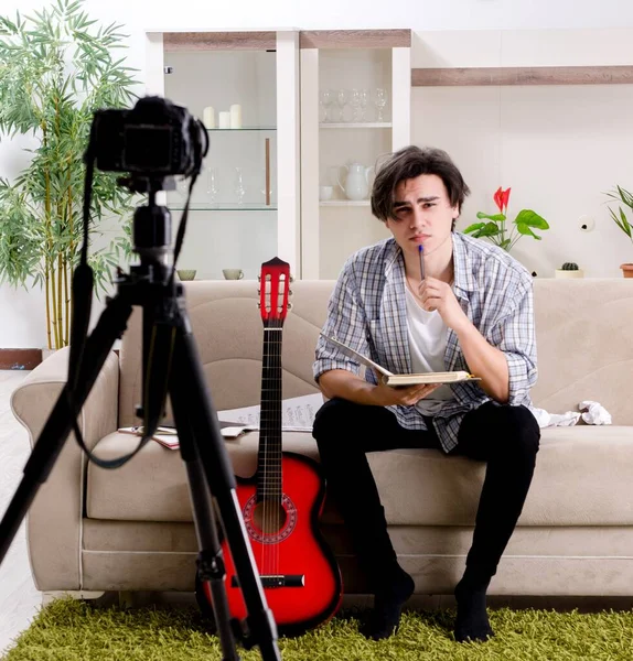 Joven guitarrista grabación de vídeo para su blog — Foto de Stock