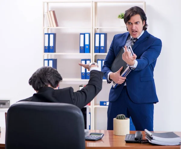 Baas en zijn mannelijke assistent werken in het kantoor — Stockfoto