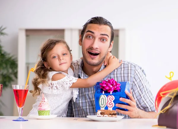 Pai celebrando aniversário com sua filha — Fotografia de Stock