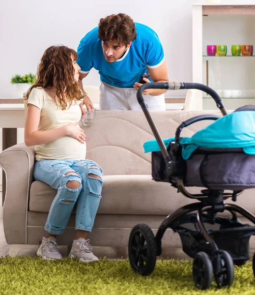 Giovani genitori con bambino in attesa di nuovo arrivo — Foto Stock