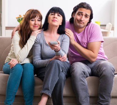 Aile sorunları konseptinde genç aile ve kayınvalide