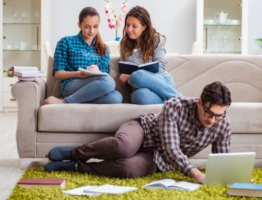 Üniversite sınavlarına hazırlanan öğrenciler