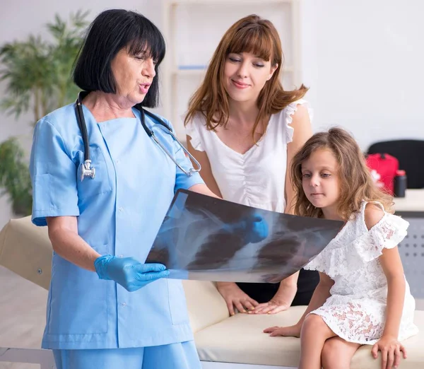 Bambina in visita vecchio medico femminile — Foto Stock