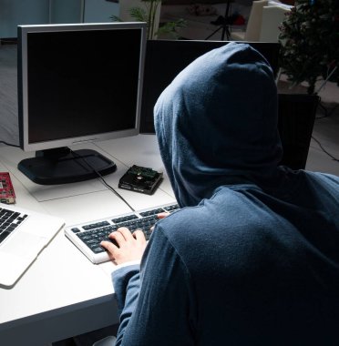 Geceleri bilgisayar korsanlığı