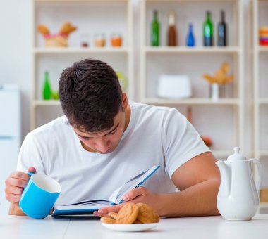 Fazla mesai sonrası kahvaltıda uyuyan bir adam.