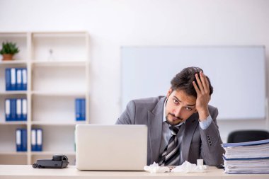 İş yerinde acı çeken genç bir işadamı