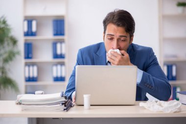 İş yerinde acı çeken genç bir erkek işçi.