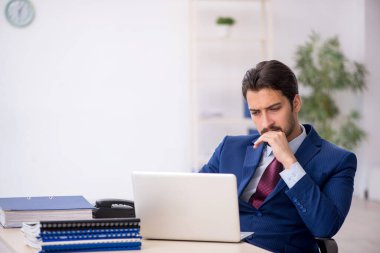 İş yerinde çalışan genç bir erkek.