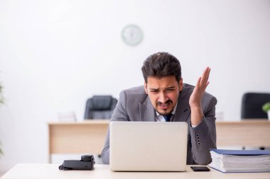 Ofiste çalışan genç bir erkek.