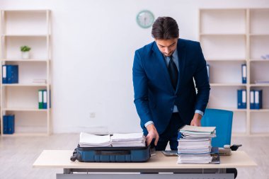 Genç erkek çalışan iş gezisine hazırlanıyor.