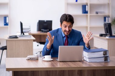 Ofiste çalışan genç bir erkek.