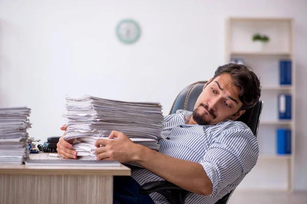 Jovem funcionário masculino infeliz com excesso de trabalho no escritório — Fotografia de Stock