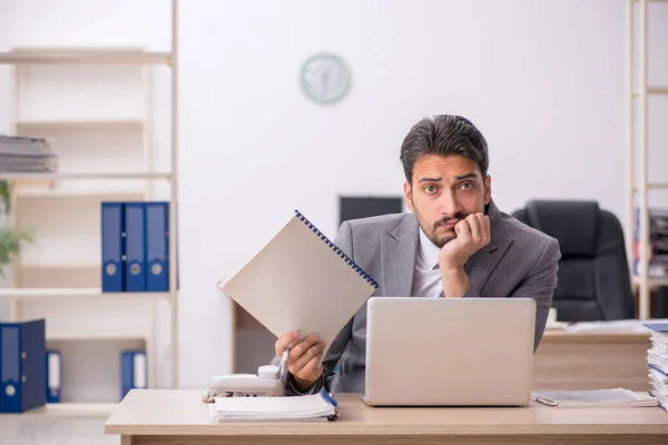 Jeune employé masculin travaillant au bureau — Photo