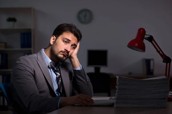 Giovane dipendente di sesso maschile che lavora fino a tardi in ufficio — Foto Stock