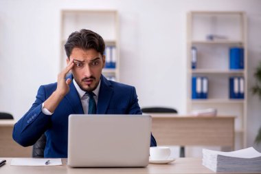 Ofiste çalışan genç bir erkek.