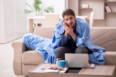 Genç adam kendini kötü hissediyor.