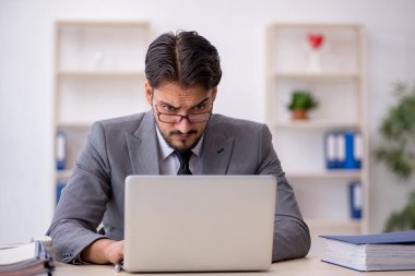 Ofiste çalışan genç bir erkek.