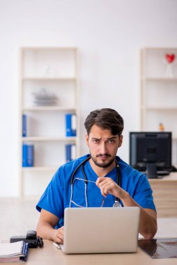 Teletıp konseptinde genç bir doktor.