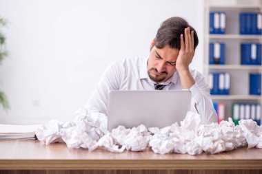 Beyin fırtınası konseptinde genç bir erkek çalışan.