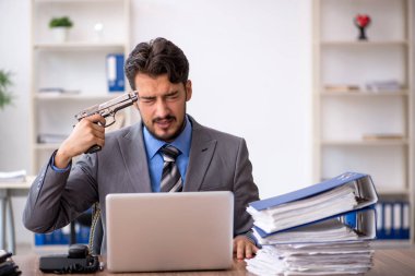 Genç erkek çalışanın ofiste intihar etmesi.