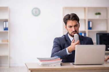 Ofiste çalışan genç bir erkek.