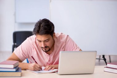 Sınavlara hazırlanan genç bir erkek öğrenci.