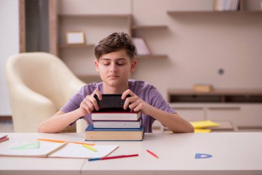 Öğrenci evde sınava hazırlanıyor.