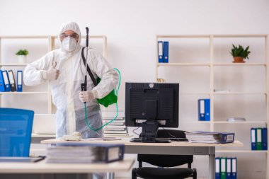 Eski erkek müteahhit ofis dezenfeksiyonu konsepti