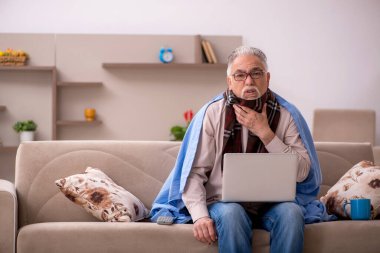 Yaşlı adam evde acı çekiyor.