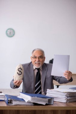 Eski erkek çalışanın maaş konsepti.