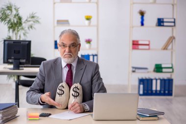 Eski erkek çalışanın maaş konsepti.