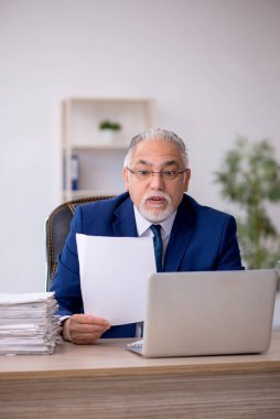 Eski erkek çalışanım ve ofiste çok işim var.