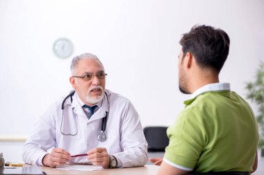 Genç adam ziyaret eski erkek doktor